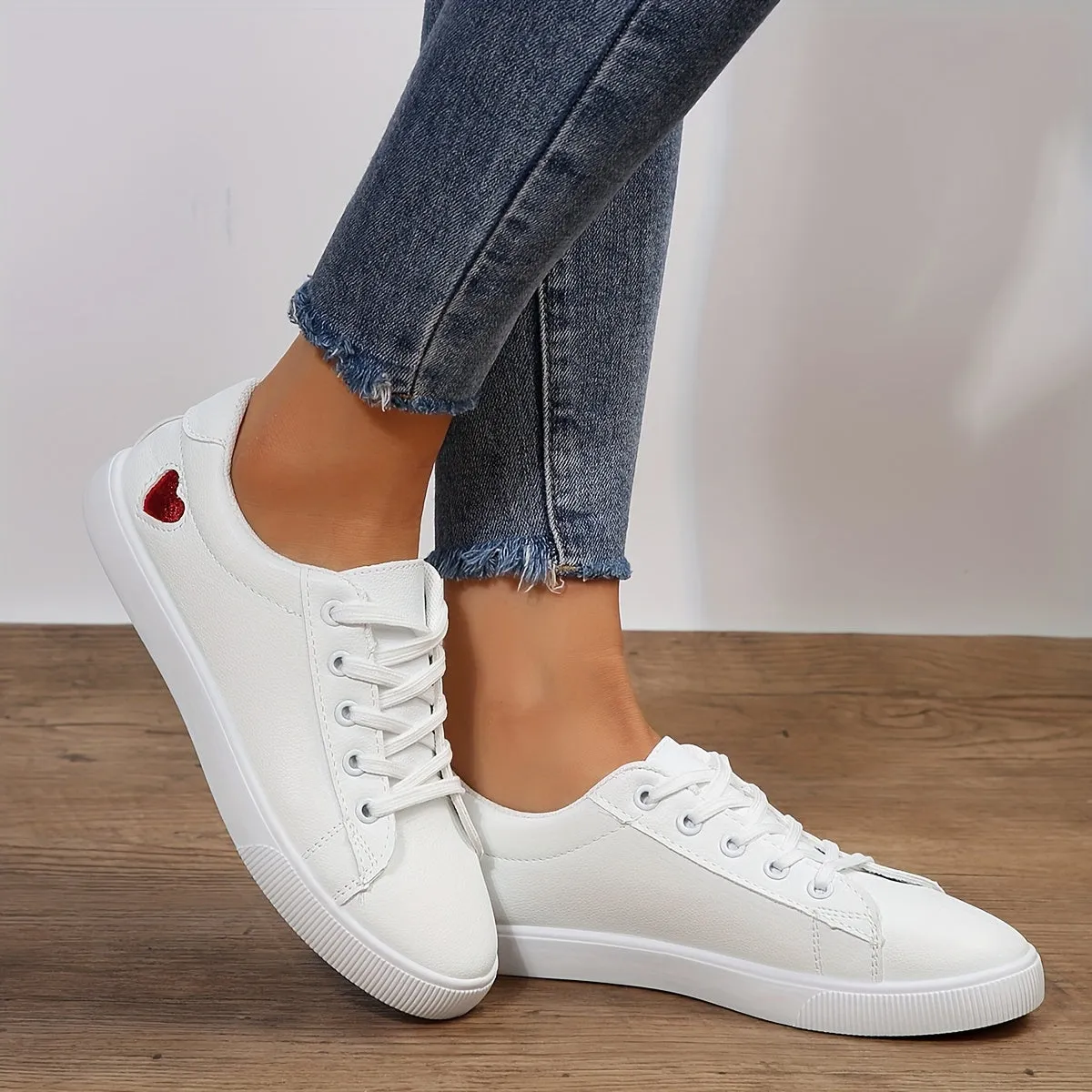 Chic Heart Pattern Sneakers Stylish Lightweight Laceup Shoes for Women