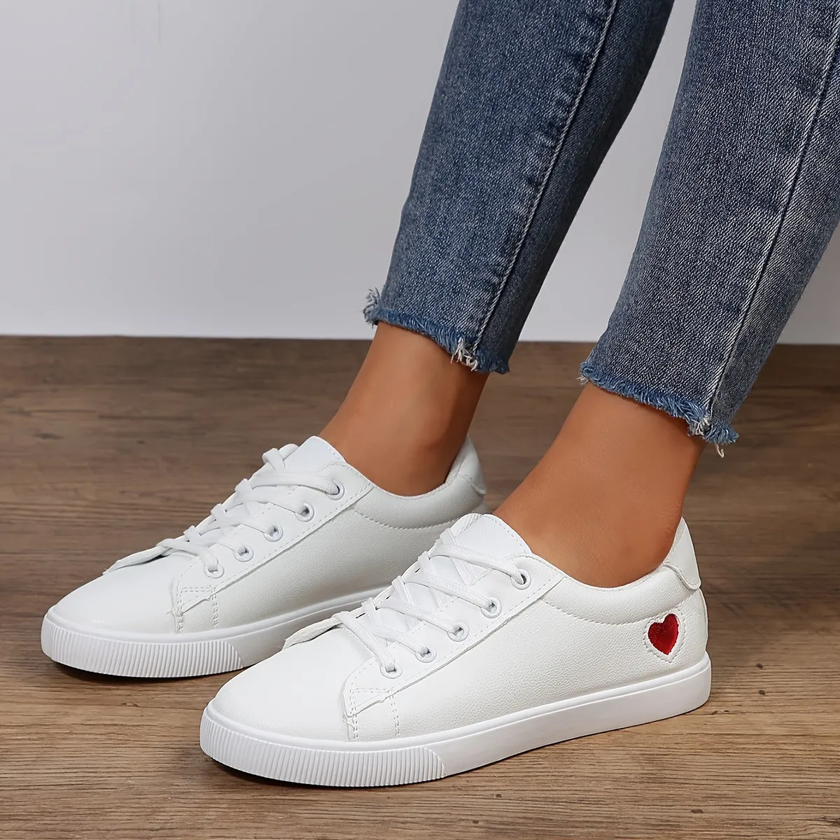 Chic Heart Pattern Sneakers Stylish Lightweight Laceup Shoes for Women