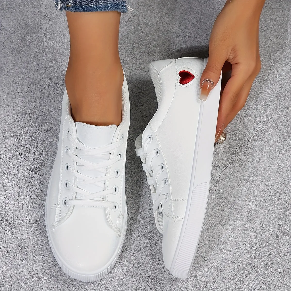 Chic Heart Pattern Sneakers Stylish Lightweight Laceup Shoes for Women